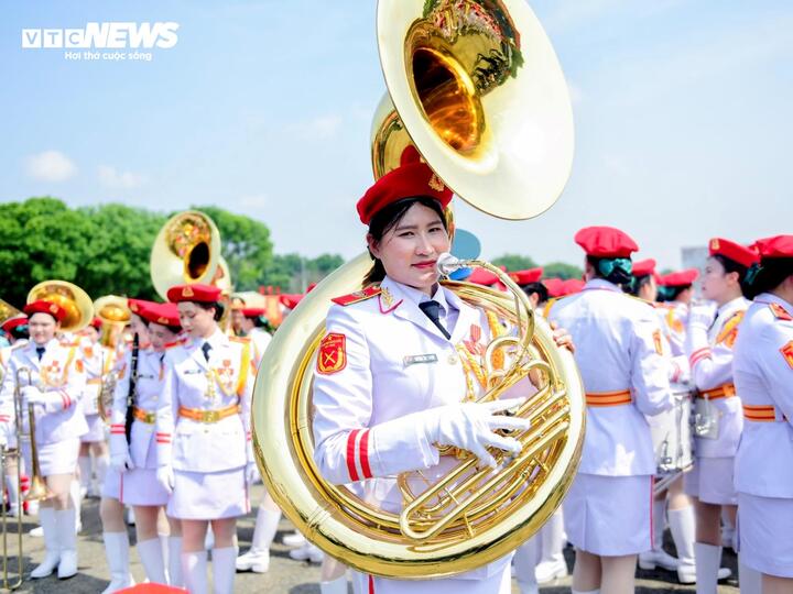 Vợ chồng trẻ trong đội hình A80: Người vác kèn 19kg, người giữ bình yên pháo trận- Ảnh 2. Vợ chồng trẻ trong đội hình A80: Người vác kèn 19kg, người giữ bình yên pháo trận- Ảnh 2.