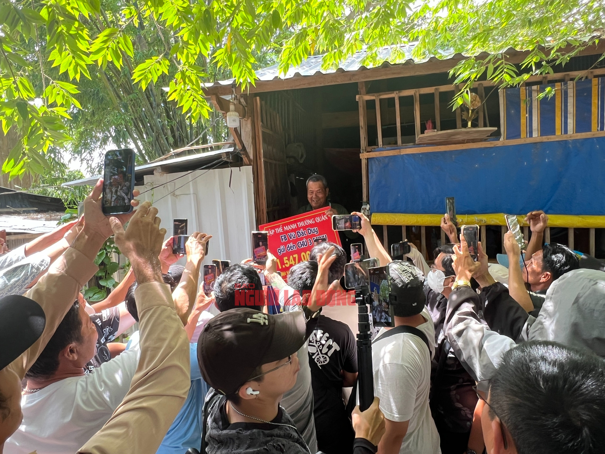 Hàng chục ống kính điện thoại livestream bủa vây, ông Ba Minh sống thế nào?- Ảnh 4. Hàng chục ống kính điện thoại livestream bủa vây, ông Ba Minh sống thế nào?- Ảnh 4.
