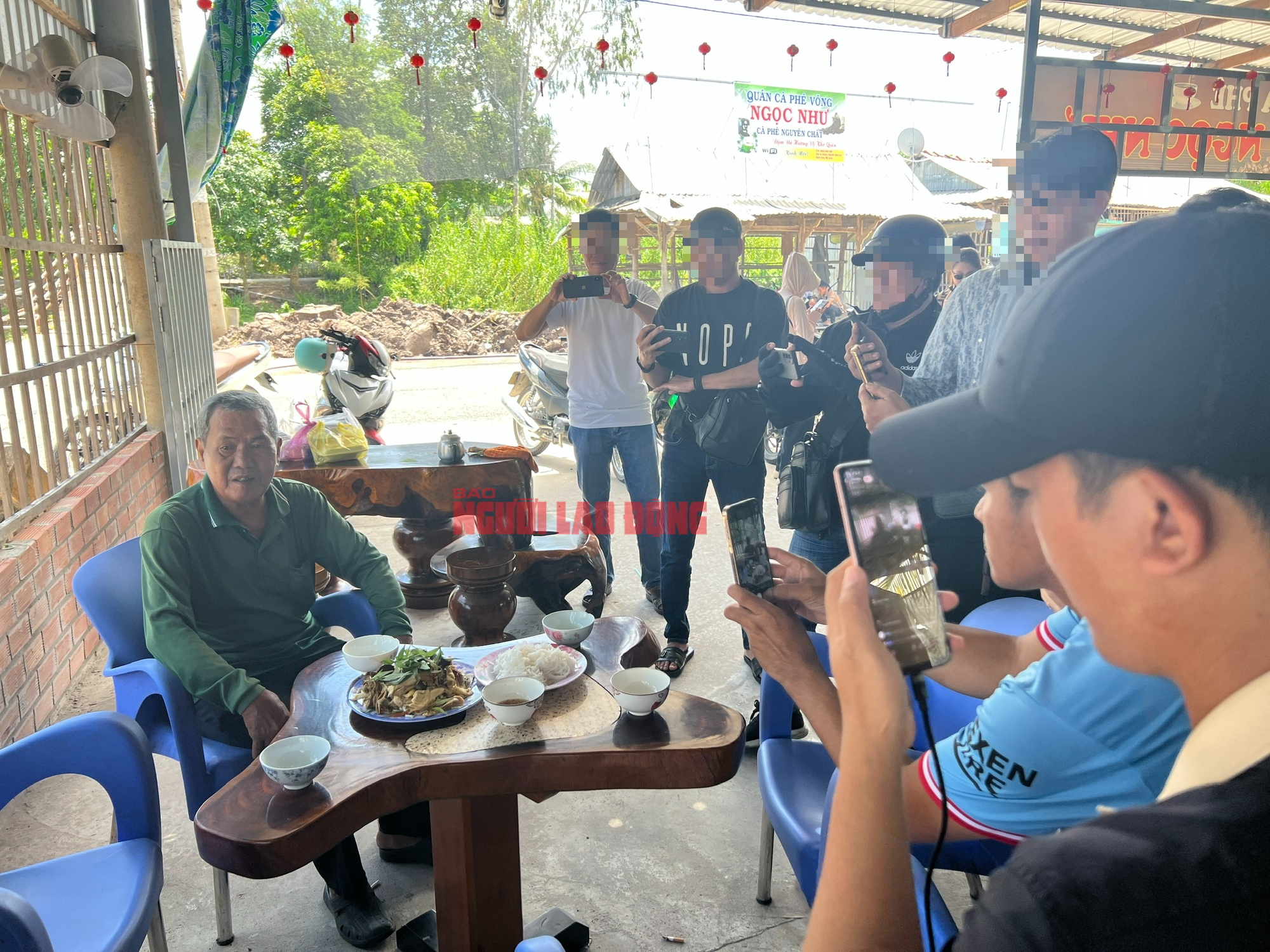 Hàng chục ống kính điện thoại livestream bủa vây, ông Ba Minh sống thế nào?- Ảnh 5. Hàng chục ống kính điện thoại livestream bủa vây, ông Ba Minh sống thế nào?- Ảnh 5.