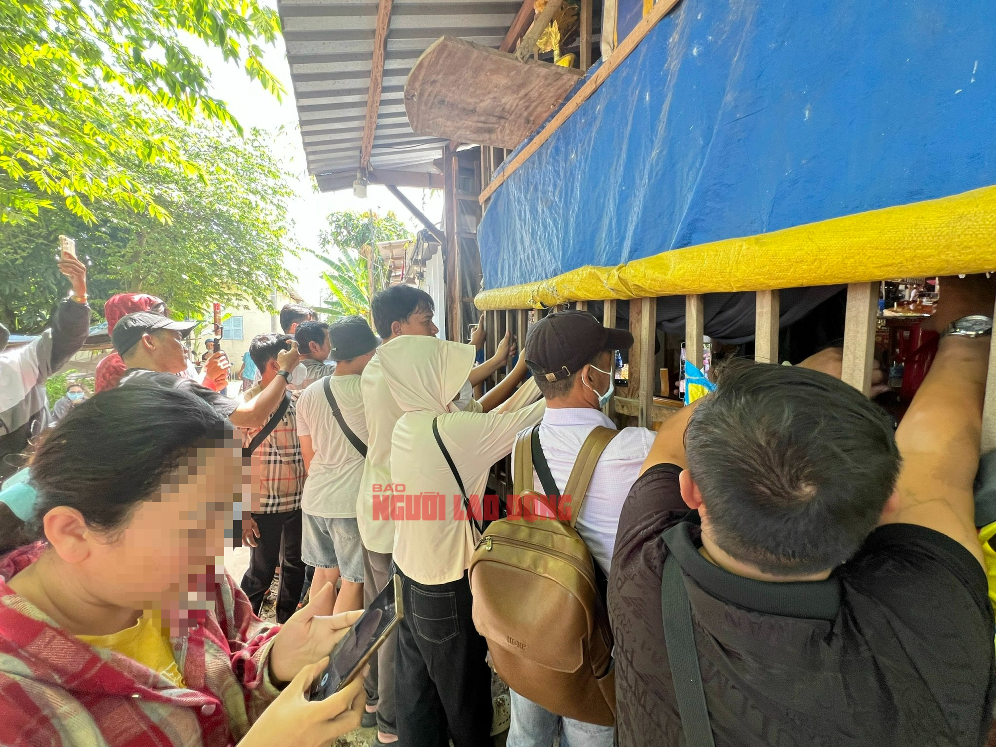 Hàng chục ống kính điện thoại livestream bủa vây, ông Ba Minh sống thế nào?- Ảnh 6. Hàng chục ống kính điện thoại livestream bủa vây, ông Ba Minh sống thế nào?- Ảnh 6.