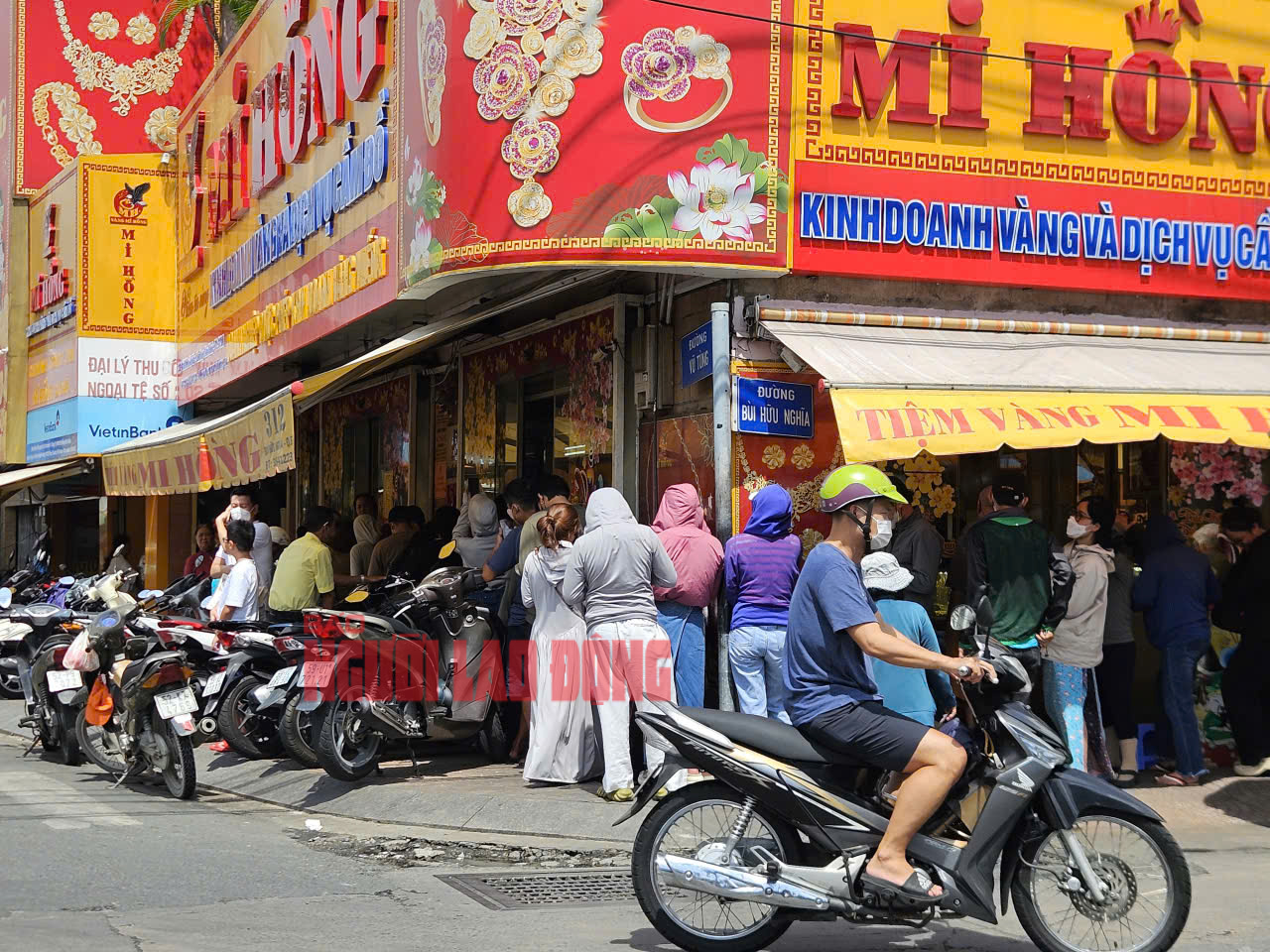 Xếp hàng xuyên trưa, khách "vét sạch" vàng nhẫn tại một tiệm lớn ở TP HCM- Ảnh 4. Xếp hàng xuyên trưa, khách "vét sạch" vàng nhẫn tại một tiệm lớn ở TP HCM- Ảnh 4.