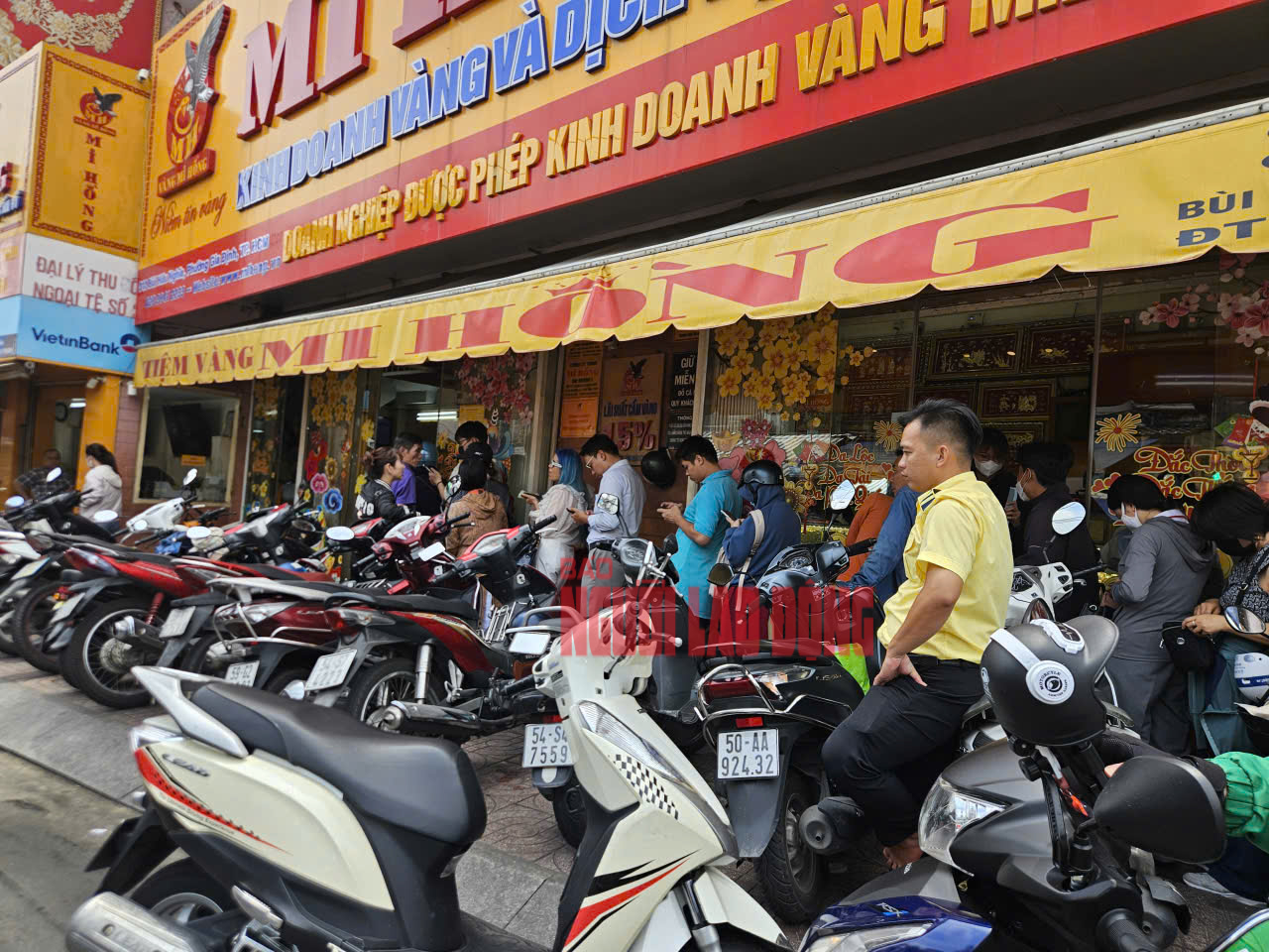 Xếp hàng xuyên trưa, khách "vét sạch" vàng nhẫn tại một tiệm lớn ở TP HCM- Ảnh 3. Xếp hàng xuyên trưa, khách "vét sạch" vàng nhẫn tại một tiệm lớn ở TP HCM- Ảnh 3.