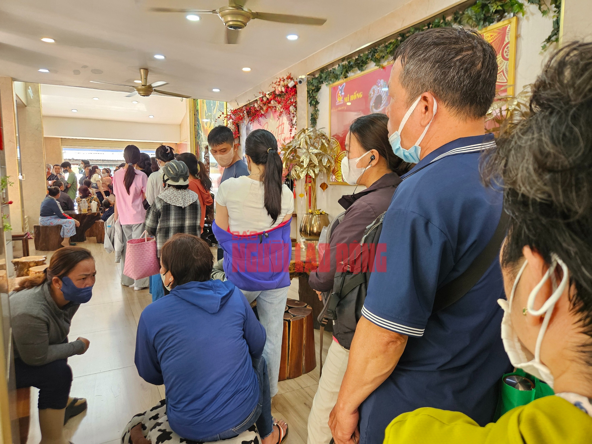 Xếp hàng xuyên trưa, khách "vét sạch" vàng nhẫn tại một tiệm lớn ở TP HCM- Ảnh 2. Xếp hàng xuyên trưa, khách "vét sạch" vàng nhẫn tại một tiệm lớn ở TP HCM- Ảnh 2.