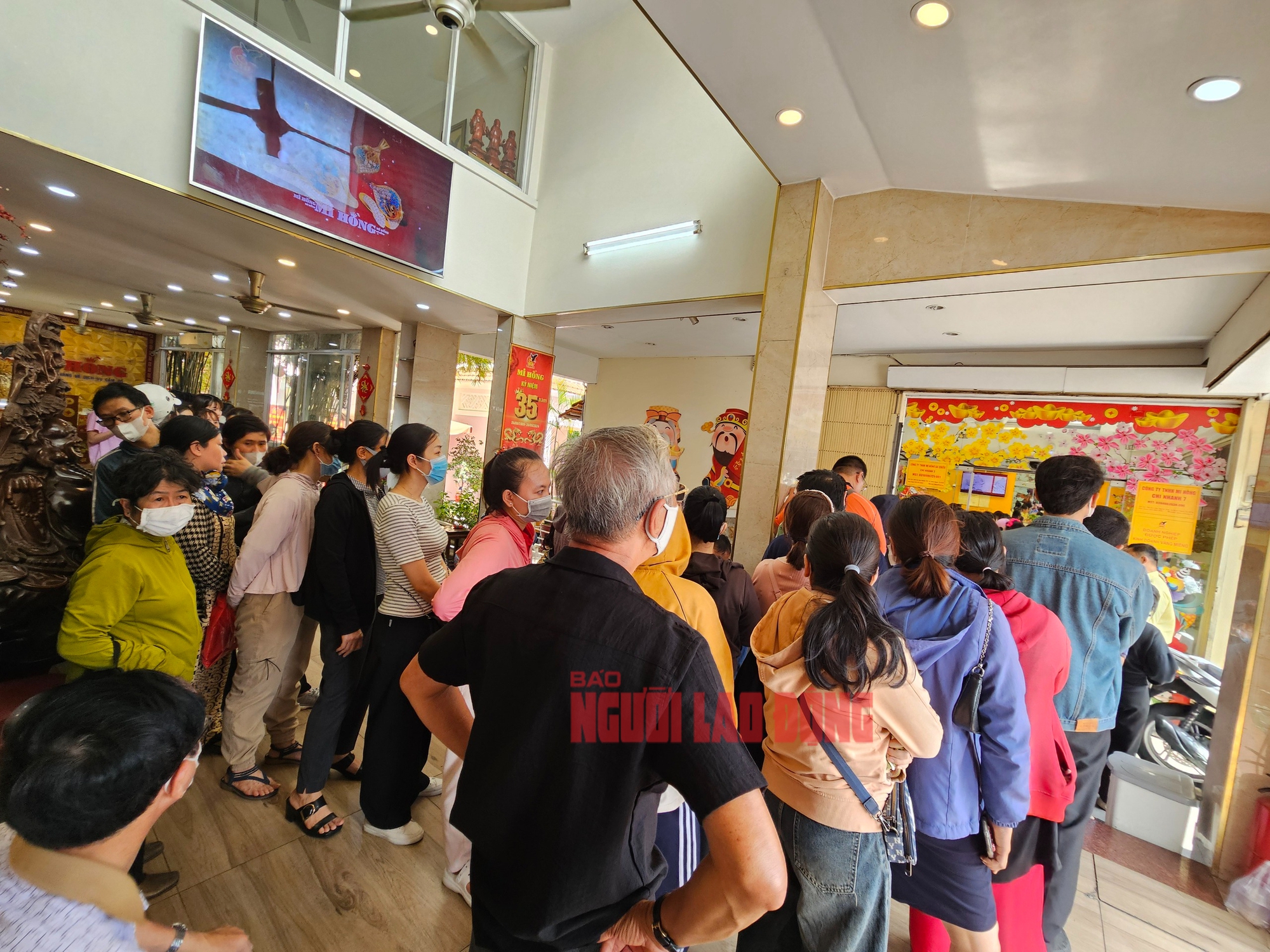 Xếp hàng xuyên trưa, khách "vét sạch" vàng nhẫn tại một tiệm lớn ở TP HCM- Ảnh 1. Xếp hàng xuyên trưa, khách "vét sạch" vàng nhẫn tại một tiệm lớn ở TP HCM- Ảnh 1.
