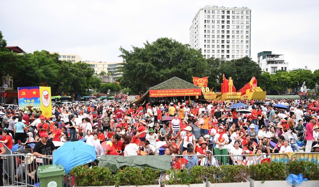 Giữ chỗ trước 24 giờ, thức xuyên đêm chờ xem tổng duyệt diễu binh A80- Ảnh 8. Giữ chỗ trước 24 giờ, thức xuyên đêm chờ xem tổng duyệt diễu binh A80- Ảnh 8.