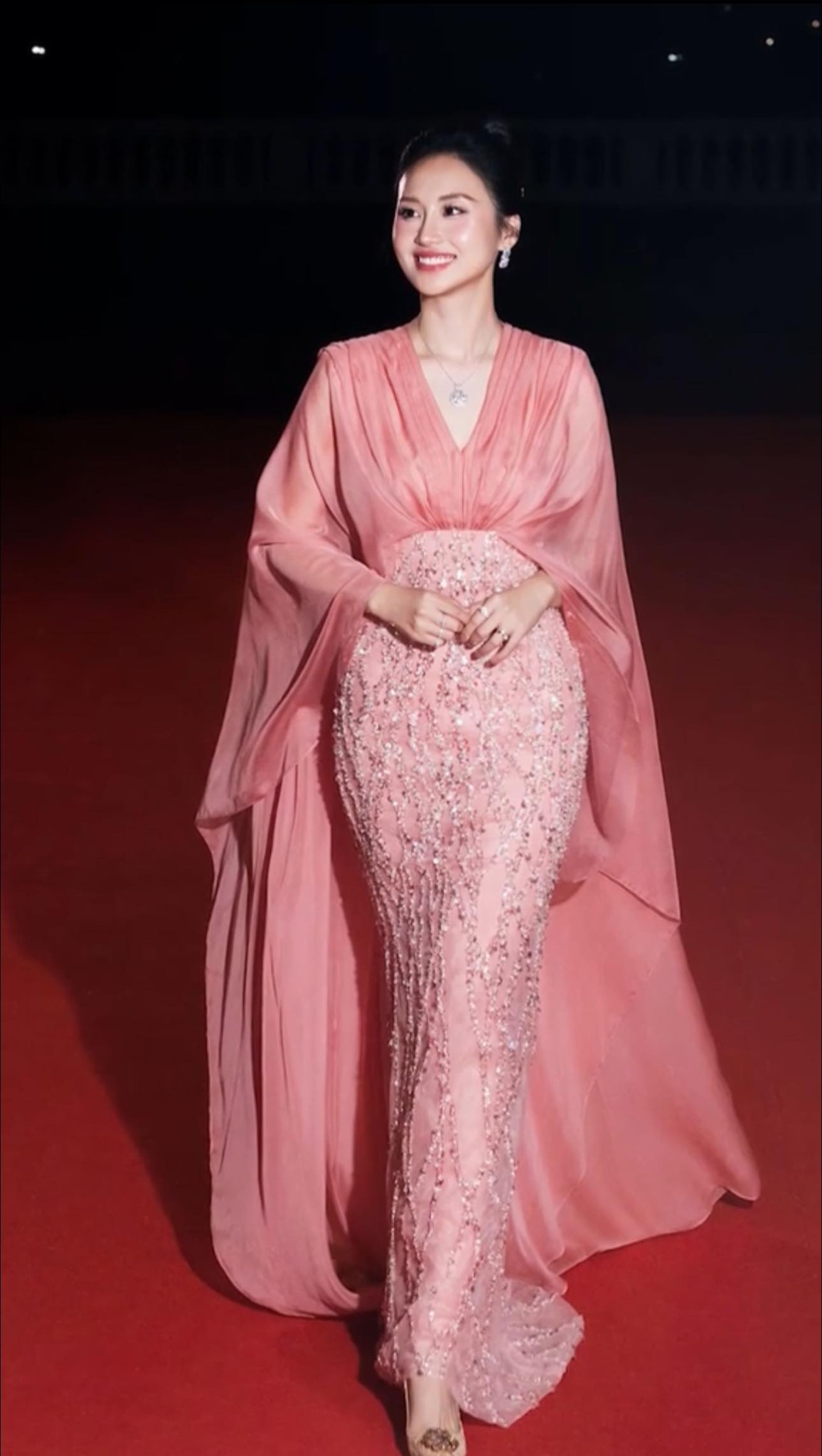 Đời tư kín tiếng về con dâu cả nhà tỷ phú Phạm Nhật Vượng: Khí chất lấn át á hậu, tốt nghiệp ĐH danh giá hàng đầu Việt Nam- Ảnh 3.