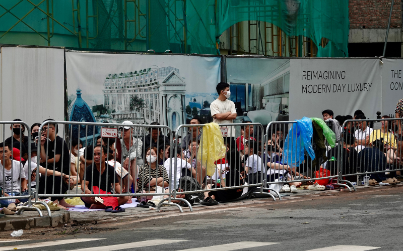 Hàng nghìn người chờ xuyên đêm, xếp hàng cả dãy phố trước cổng Nhà Hát Lớn - chuyện gì đây?- Ảnh 2.