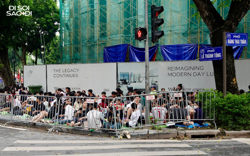 Hàng nghìn người chờ xuyên đêm, xếp hàng cả dãy phố trước cổng Nhà Hát Lớn - chuyện gì đây?- Ảnh 4.