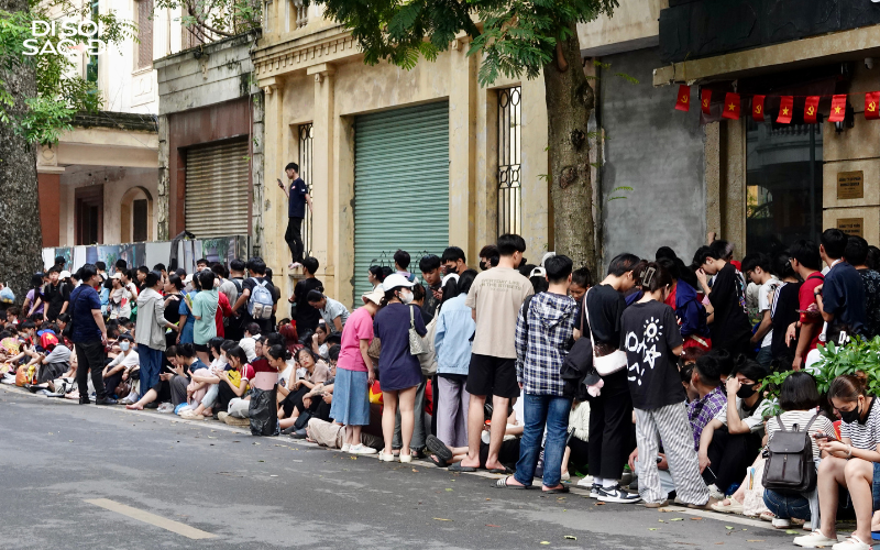 Hàng nghìn người chờ xuyên đêm, xếp hàng cả dãy phố trước cổng Nhà Hát Lớn - chuyện gì đây?- Ảnh 5.