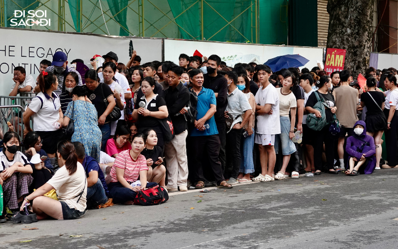 Hàng nghìn người chờ xuyên đêm, xếp hàng cả dãy phố trước cổng Nhà Hát Lớn - chuyện gì đây?- Ảnh 7.