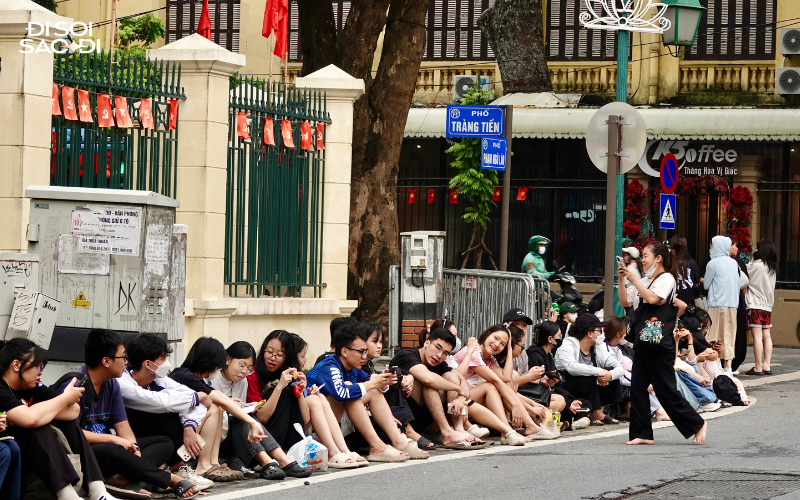 Hàng nghìn người chờ xuyên đêm, xếp hàng cả dãy phố trước cổng Nhà Hát Lớn - chuyện gì đây?- Ảnh 6.