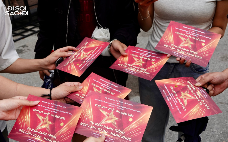 Hàng nghìn người chờ xuyên đêm, xếp hàng cả dãy phố trước cổng Nhà Hát Lớn - chuyện gì đây?- Ảnh 11.