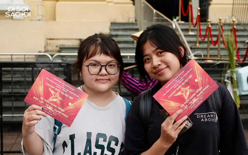 Hàng nghìn người chờ xuyên đêm, xếp hàng cả dãy phố trước cổng Nhà Hát Lớn - chuyện gì đây?- Ảnh 9.