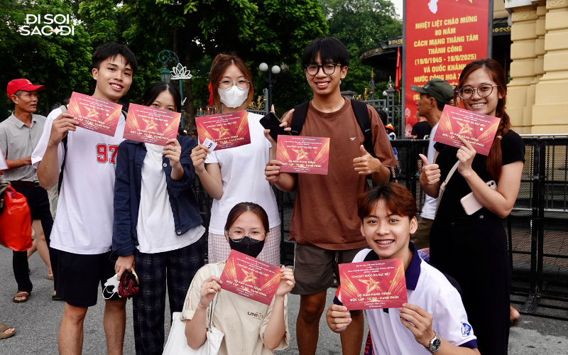 Hàng nghìn người chờ xuyên đêm, xếp hàng cả dãy phố trước cổng Nhà Hát Lớn - chuyện gì đây?- Ảnh 8.