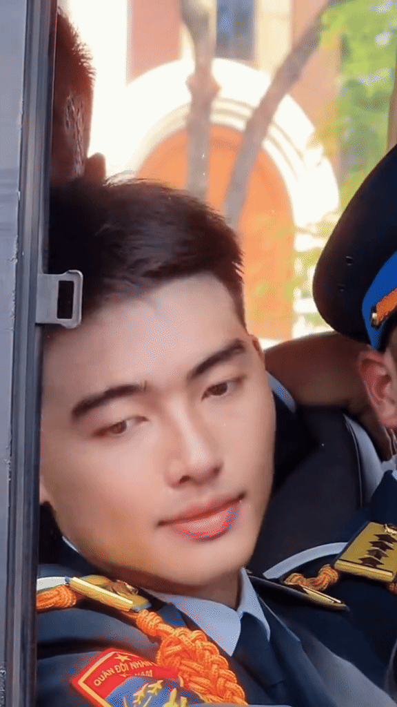 Cực phẩm hội tụ: Khối trưởng điển trai A80 nắm tay người yêu đến chụp ảnh cùng Duy Mạnh - Quỳnh Anh- Ảnh 3. Cực phẩm hội tụ: Khối trưởng điển trai A80 nắm tay người yêu đến chụp ảnh cùng Duy Mạnh - Quỳnh Anh- Ảnh 3.