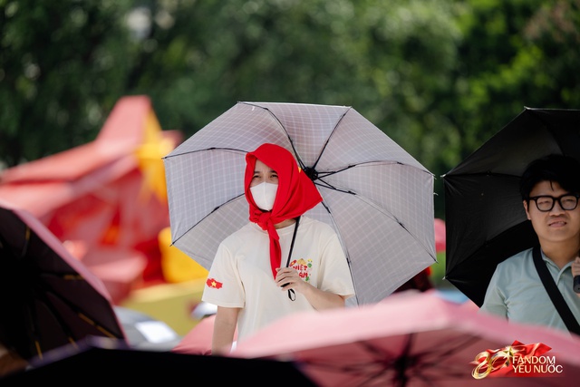 Hà Nội trước ngày tổng duyệt A80: Người dân "đội nắng" giữ chỗ đẹp chờ xem diễu binh- Ảnh 10.