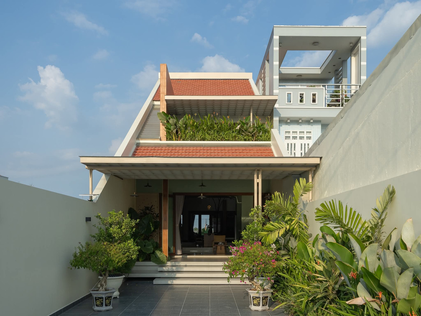 Ngôi nhà hiện đại ở Miền Tây rộng 120m2 mang vẻ đẹp nhà vườn truyền thống- Ảnh 1. Ngôi nhà hiện đại ở Miền Tây rộng 120m2 mang vẻ đẹp nhà vườn truyền thống- Ảnh 1.