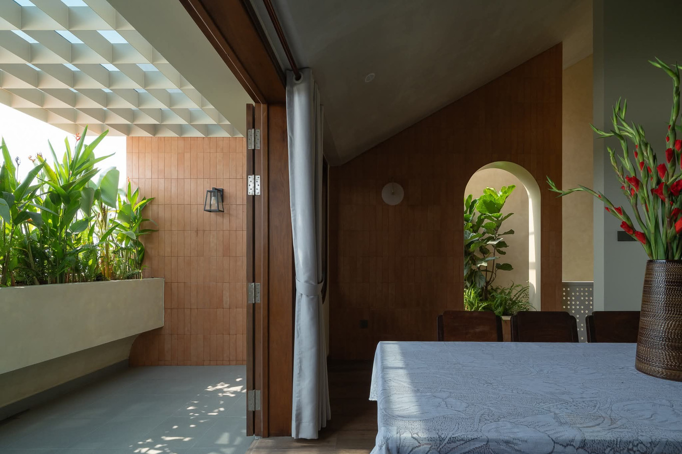 Ngôi nhà hiện đại ở Miền Tây rộng 120m2 mang vẻ đẹp nhà vườn truyền thống- Ảnh 15. Ngôi nhà hiện đại ở Miền Tây rộng 120m2 mang vẻ đẹp nhà vườn truyền thống- Ảnh 15.