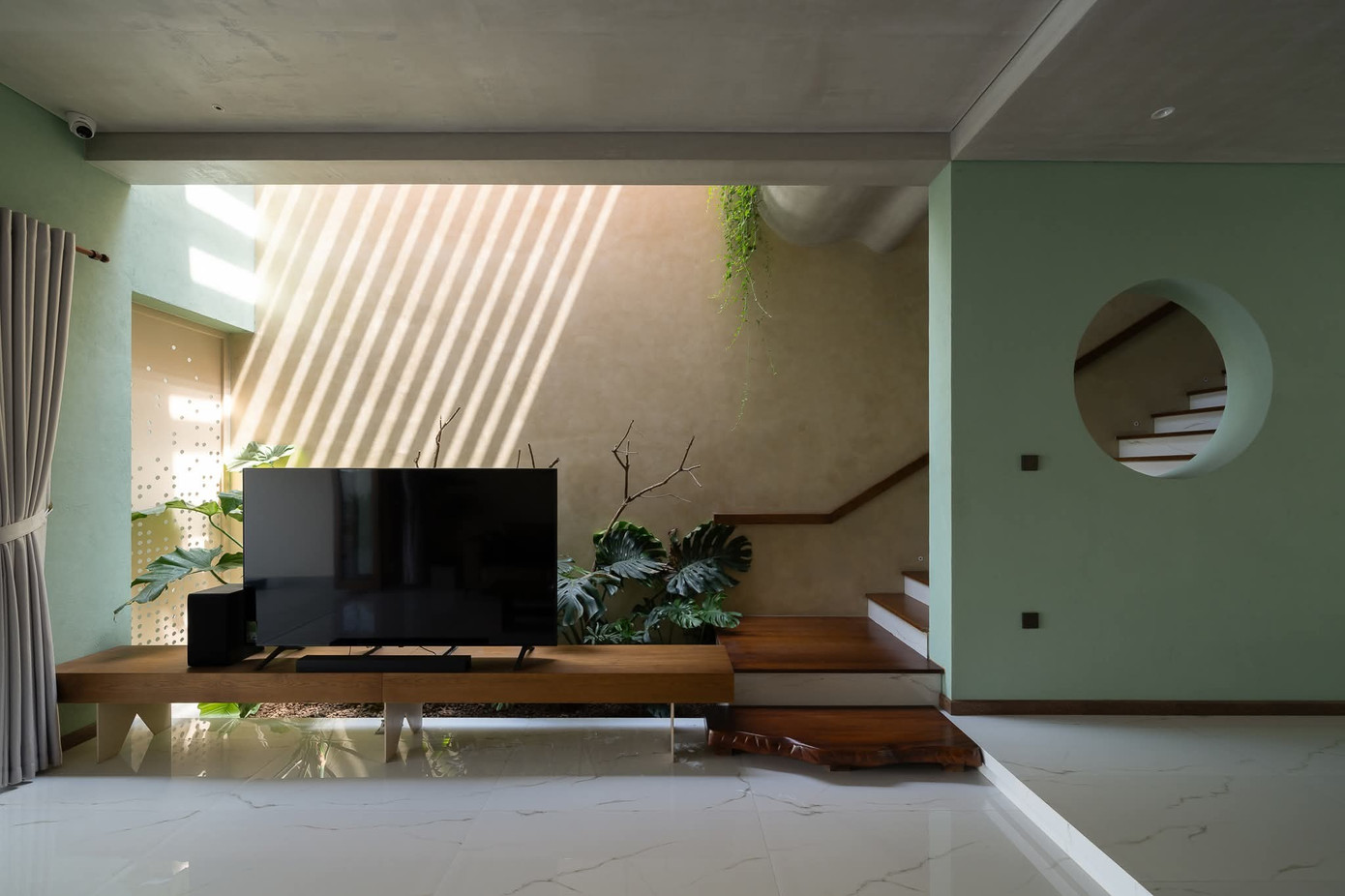 Ngôi nhà hiện đại ở Miền Tây rộng 120m2 mang vẻ đẹp nhà vườn truyền thống- Ảnh 5. Ngôi nhà hiện đại ở Miền Tây rộng 120m2 mang vẻ đẹp nhà vườn truyền thống- Ảnh 5.