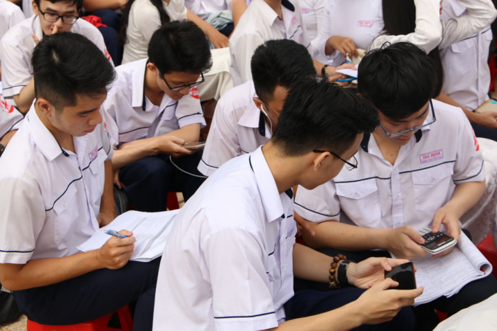 Hàng loạt địa phương siết chặt quản lý việc dùng điện thoại của học sinh- Ảnh 1. Hàng loạt địa phương siết chặt quản lý việc dùng điện thoại của học sinh- Ảnh 1.
