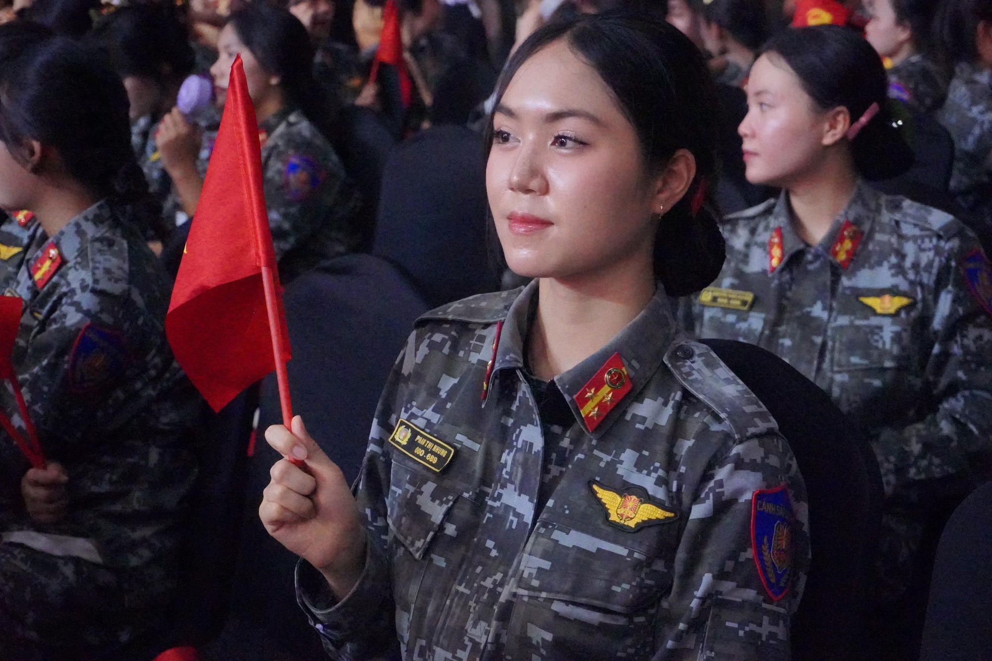 “Gà con đi điều lệnh” - mỹ nhân ĐH Cảnh sát nhân dân TP.HCM đang được tìm kiếm là ai?- Ảnh 8. “Gà con đi điều lệnh” - mỹ nhân ĐH Cảnh sát nhân dân TP.HCM đang được tìm kiếm là ai?- Ảnh 8.