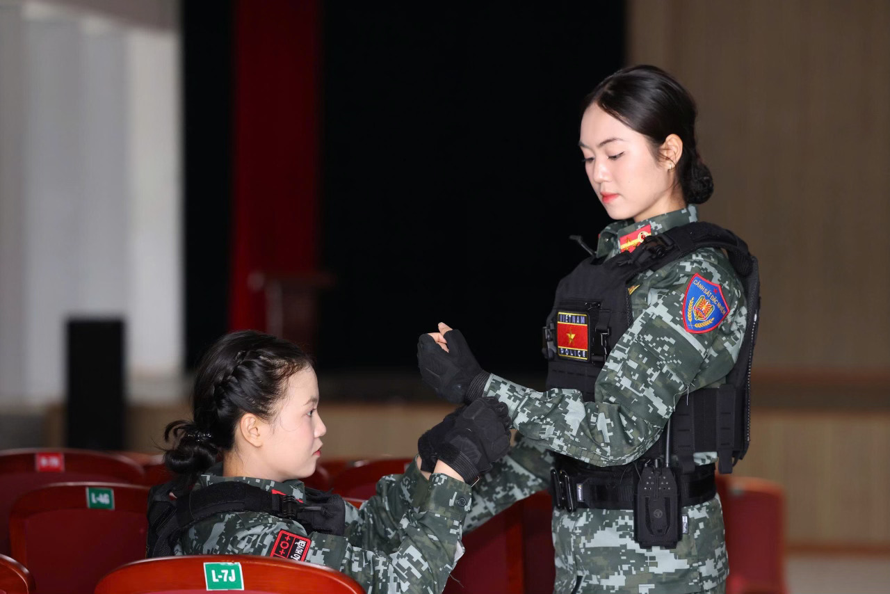 “Gà con đi điều lệnh” - mỹ nhân ĐH Cảnh sát nhân dân TP.HCM đang được tìm kiếm là ai?- Ảnh 6. “Gà con đi điều lệnh” - mỹ nhân ĐH Cảnh sát nhân dân TP.HCM đang được tìm kiếm là ai?- Ảnh 6.