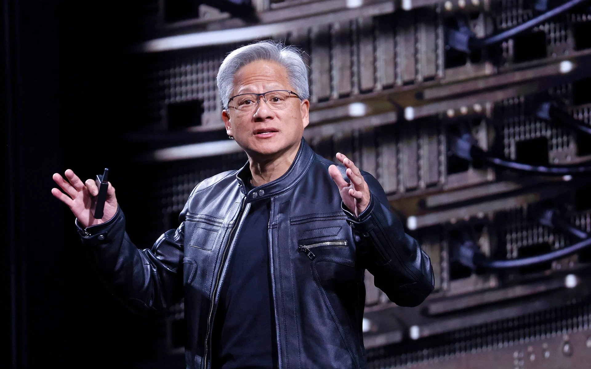 AI bị nghi ngờ hạ nhiệt, CEO NVIDIA Jensen Huang trấn an: “Mọi thứ đều đã bán sạch”- Ảnh 2. AI bị nghi ngờ hạ nhiệt, CEO NVIDIA Jensen Huang trấn an: “Mọi thứ đều đã bán sạch”- Ảnh 2.