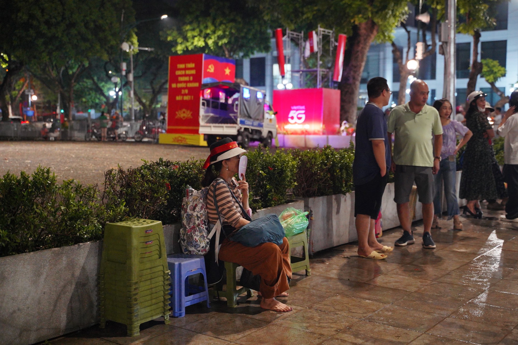 Còn 36 tiếng mới đến buổi Tổng duyệt, người dân đã trải bạt nhận chỗ qua đêm ở Ba Đình, lực lượng chức năng nhanh chóng có mặt- Ảnh 5.