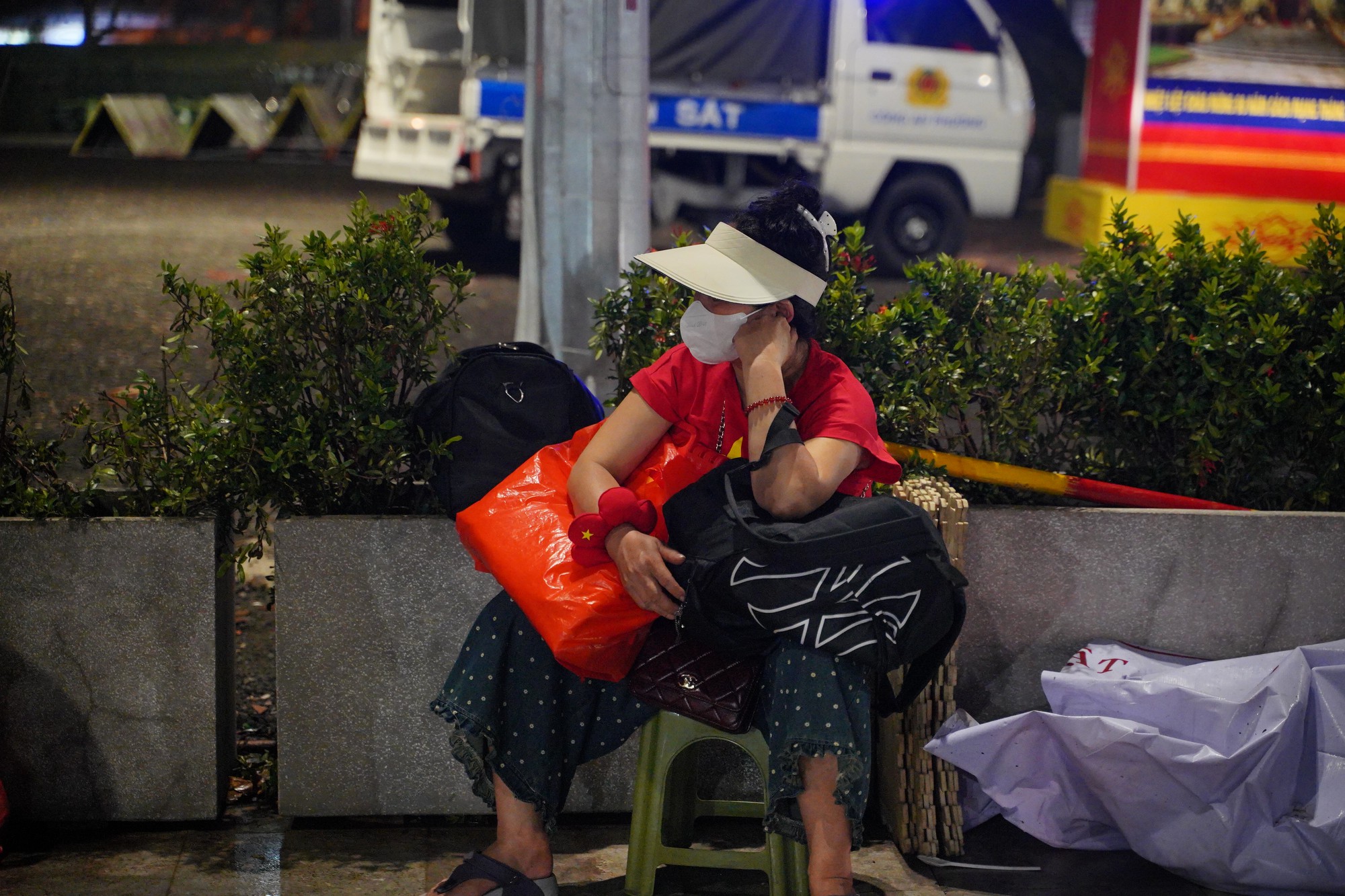 Còn 36 tiếng mới đến buổi Tổng duyệt, người dân đã trải bạt nhận chỗ qua đêm ở Ba Đình, lực lượng chức năng nhanh chóng có mặt- Ảnh 6.