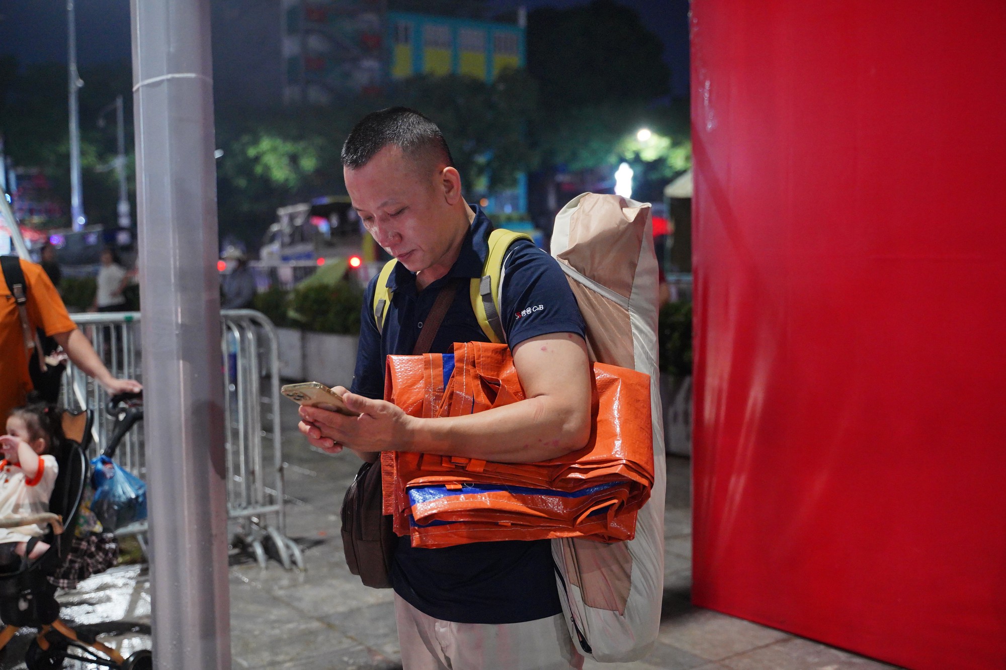 Còn 36 tiếng mới đến buổi Tổng duyệt, người dân đã trải bạt nhận chỗ qua đêm ở Ba Đình, lực lượng chức năng nhanh chóng có mặt- Ảnh 1.