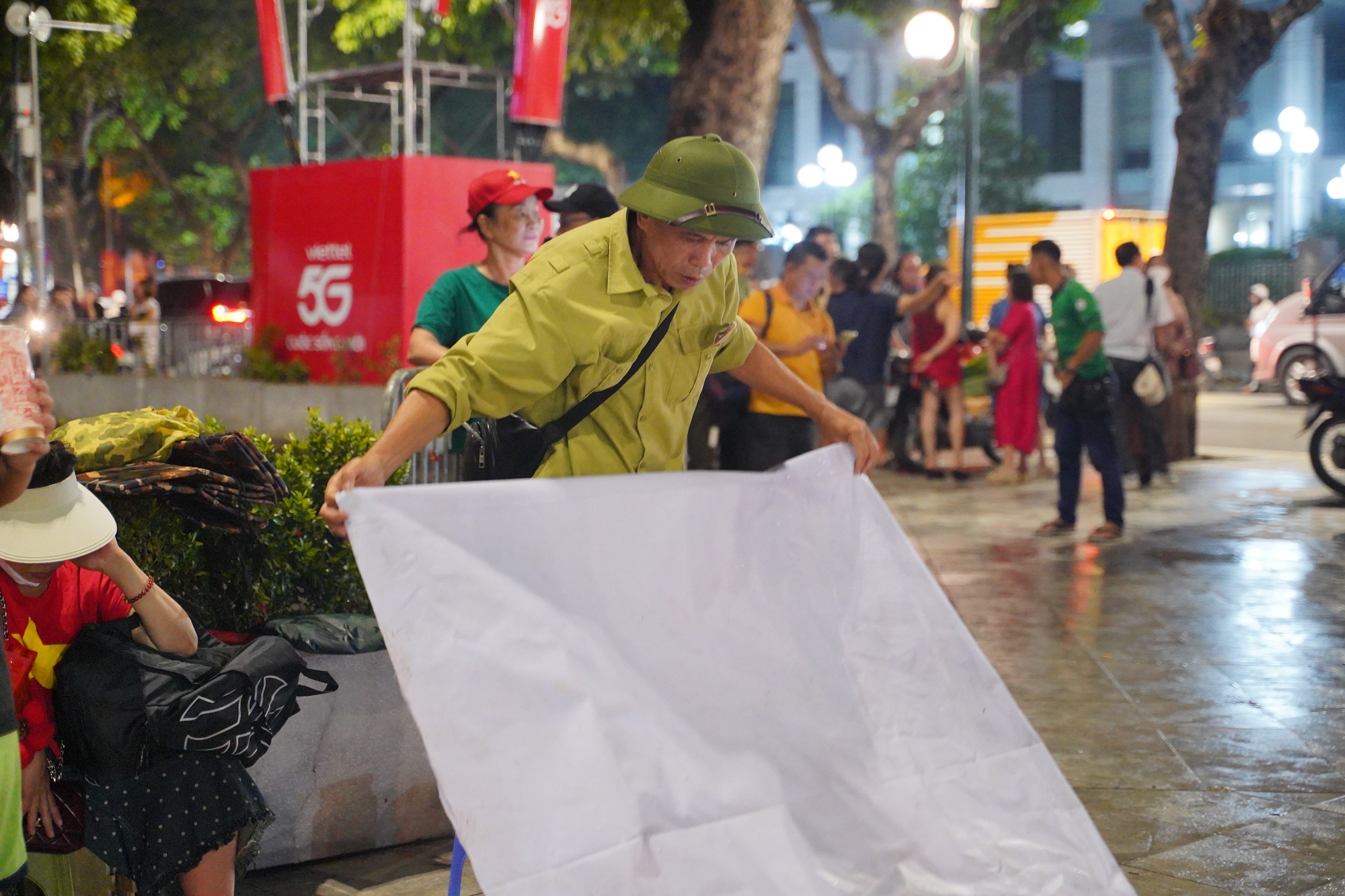 Còn 36 tiếng mới đến buổi Tổng duyệt, người dân đã trải bạt nhận chỗ qua đêm ở Ba Đình, lực lượng chức năng nhanh chóng có mặt- Ảnh 2.