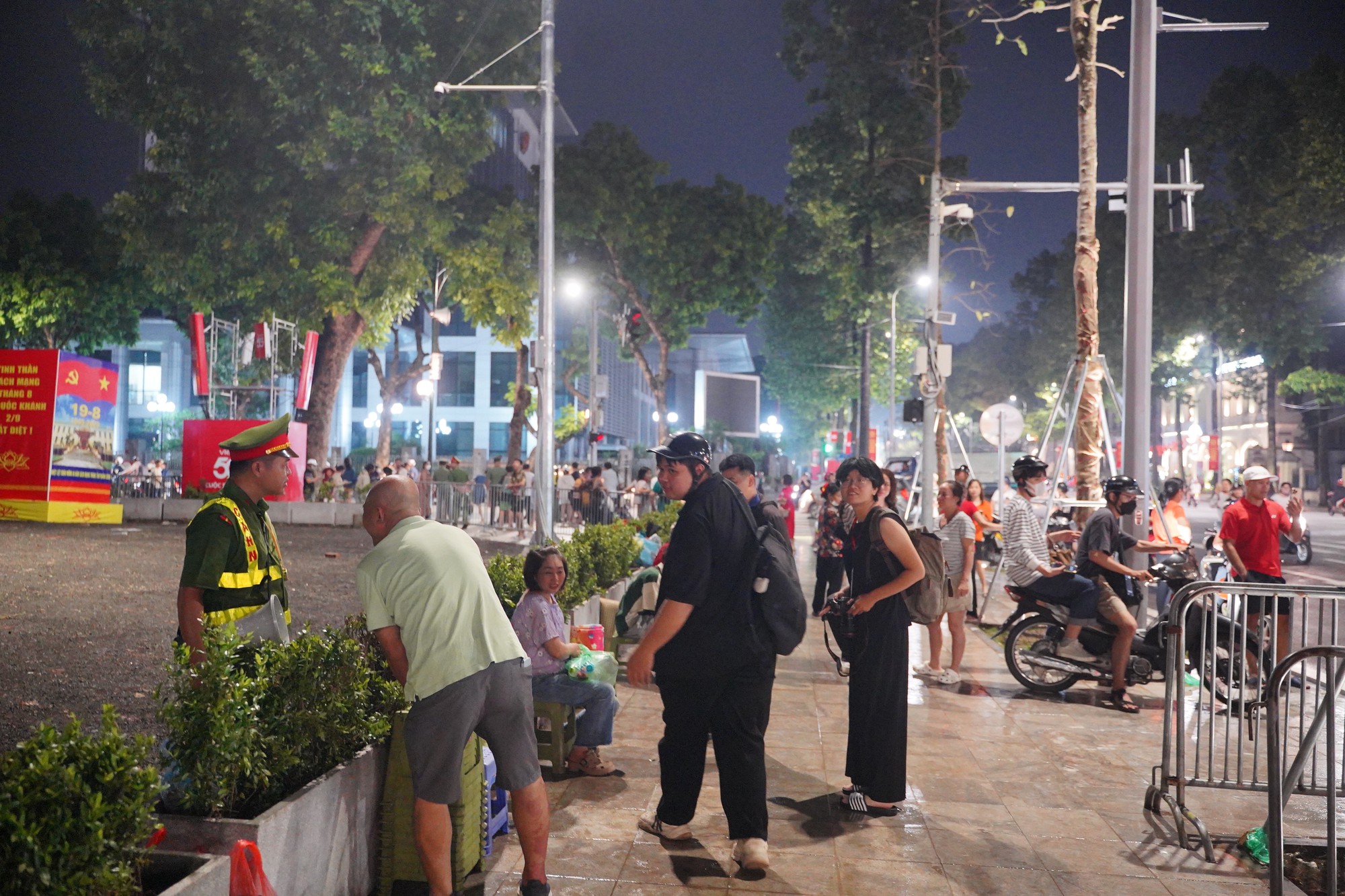 Còn 36 tiếng mới đến buổi Tổng duyệt, người dân đã trải bạt nhận chỗ qua đêm ở Ba Đình, lực lượng chức năng nhanh chóng có mặt- Ảnh 4.