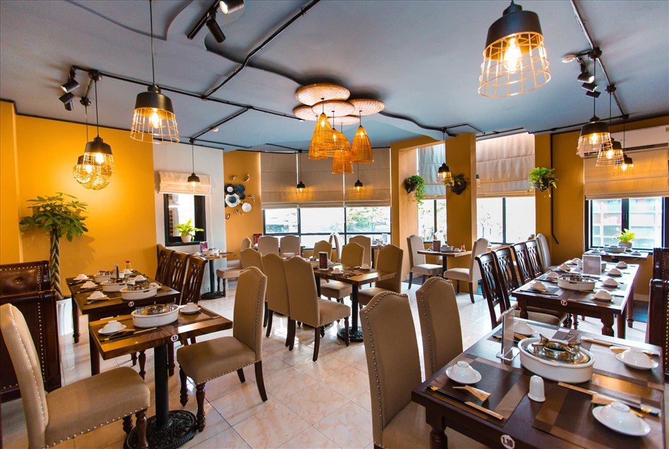Nam MC giàu nhất nhì Việt Nam: Ở nhà tiền tỷ, chủ nhà hàng 5 tầng 2 mặt tiền quận 3, 41 tuổi chưa vợ- Ảnh 3. Nam MC giàu nhất nhì Việt Nam: Ở nhà tiền tỷ, chủ nhà hàng 5 tầng 2 mặt tiền quận 3, 41 tuổi chưa vợ- Ảnh 3.