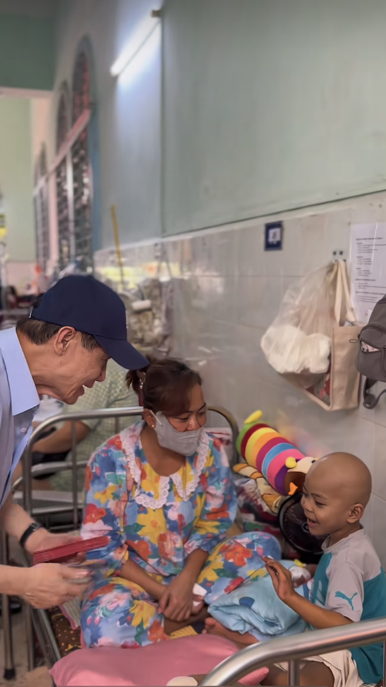"Ông Tiên giữa đời thường" Johnathan Hạnh Nguyễn và những phong bao lì xì Tết Độc lập- Ảnh 3. "Ông Tiên giữa đời thường" Johnathan Hạnh Nguyễn và những phong bao lì xì Tết Độc lập- Ảnh 3.
