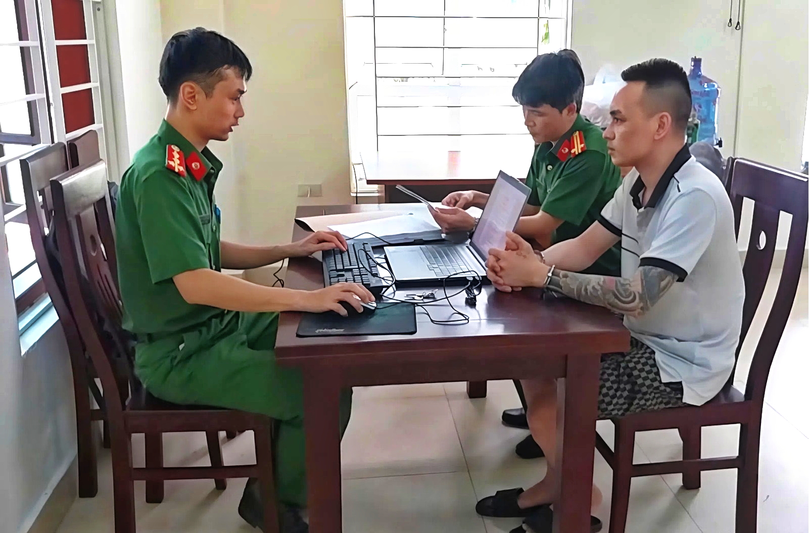 Bắt được 'trùm lừa đảo' Lê Minh Dũng ở Campuchia- Ảnh 1. Bắt được 'trùm lừa đảo' Lê Minh Dũng ở Campuchia- Ảnh 1.