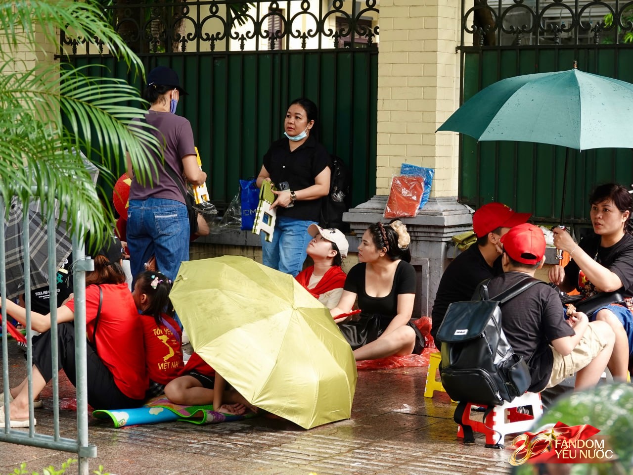 Hà Nội trước ngày tổng duyệt A80: Người dân "đội nắng" giữ chỗ đẹp chờ xem diễu binh- Ảnh 22.