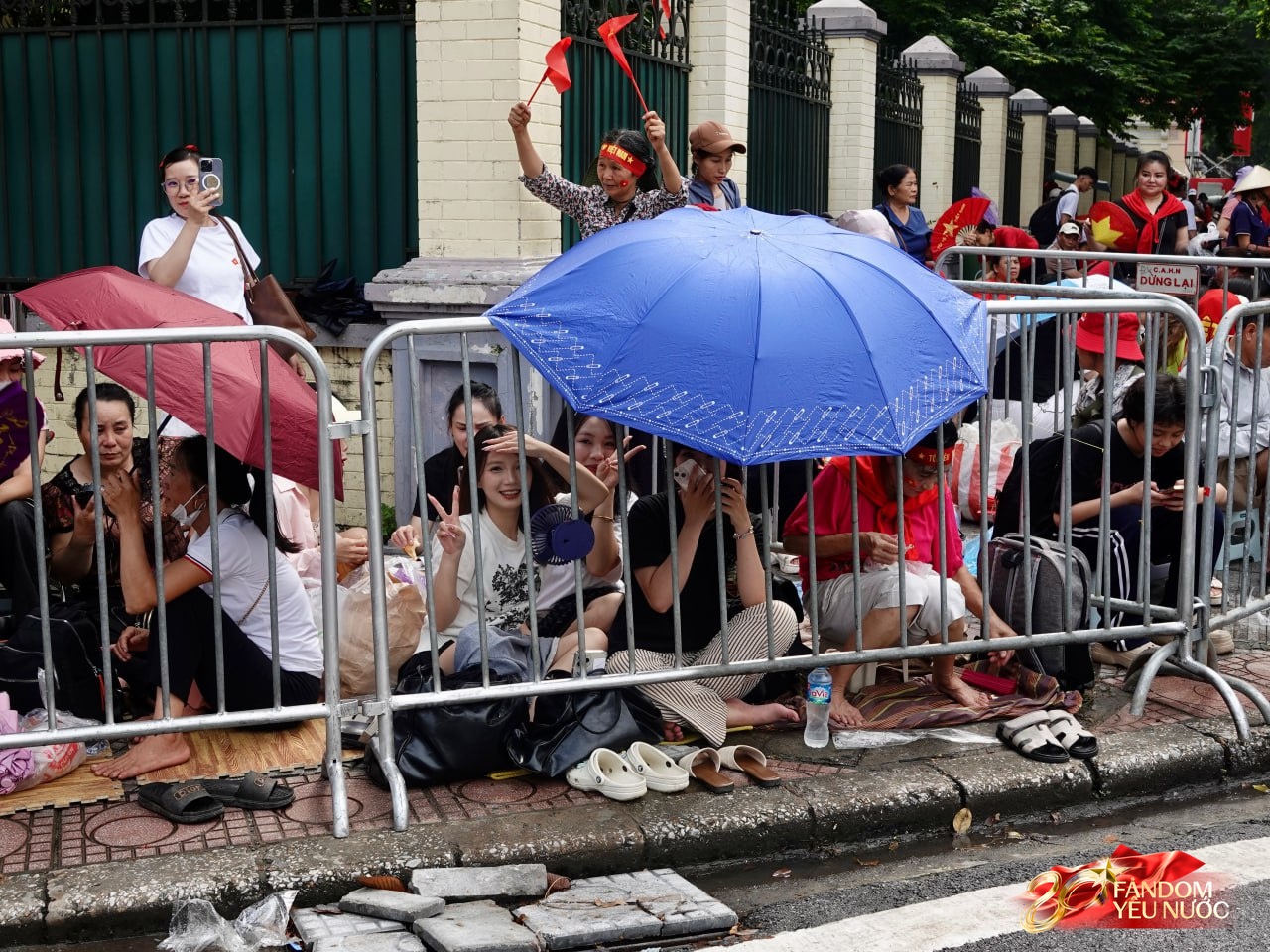 Hà Nội trước ngày tổng duyệt A80: Người dân "đội nắng" giữ chỗ đẹp chờ xem diễu binh- Ảnh 16.