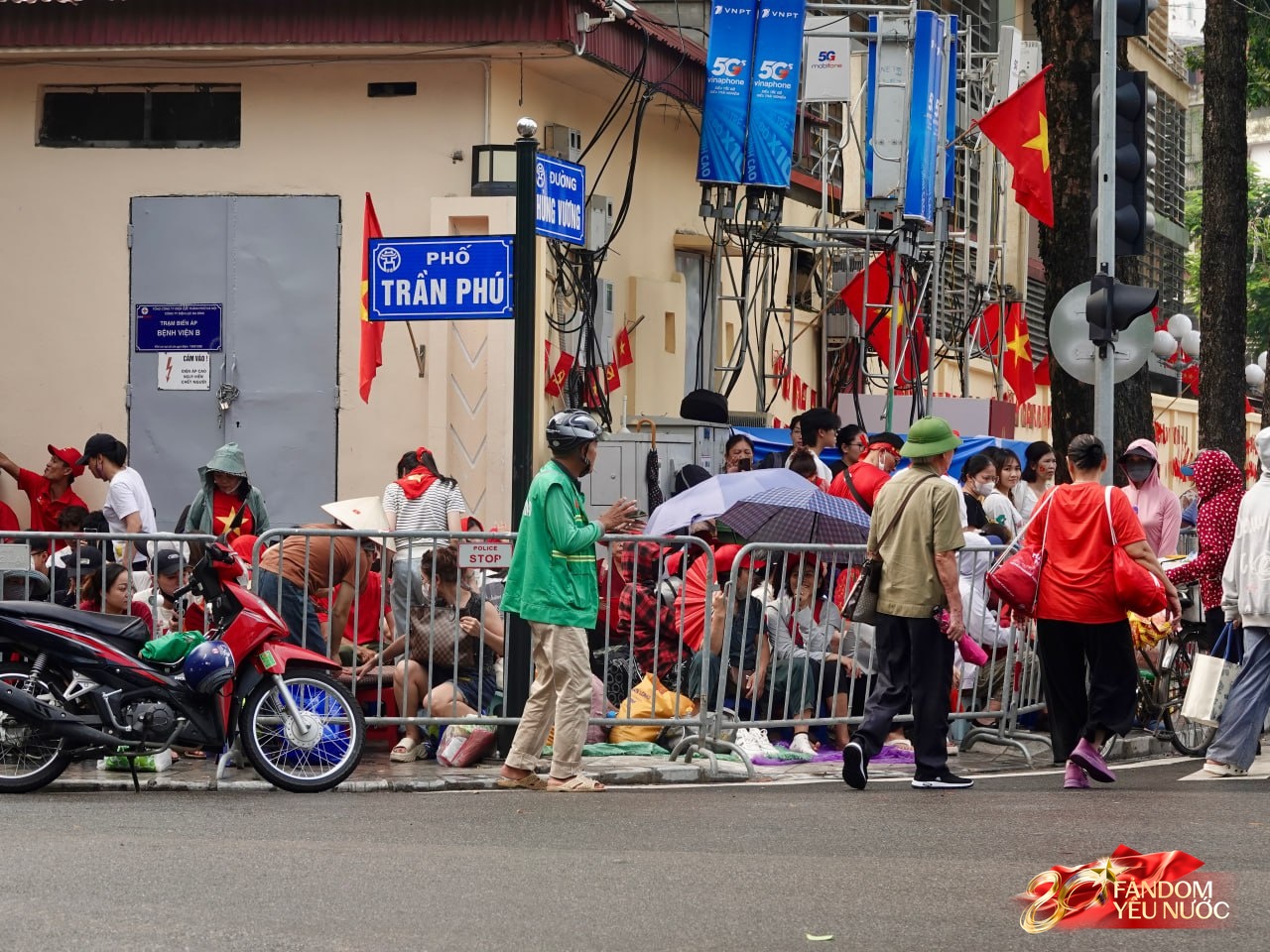 Hà Nội trước ngày tổng duyệt A80: Người dân "đội nắng" giữ chỗ đẹp chờ xem diễu binh- Ảnh 15.