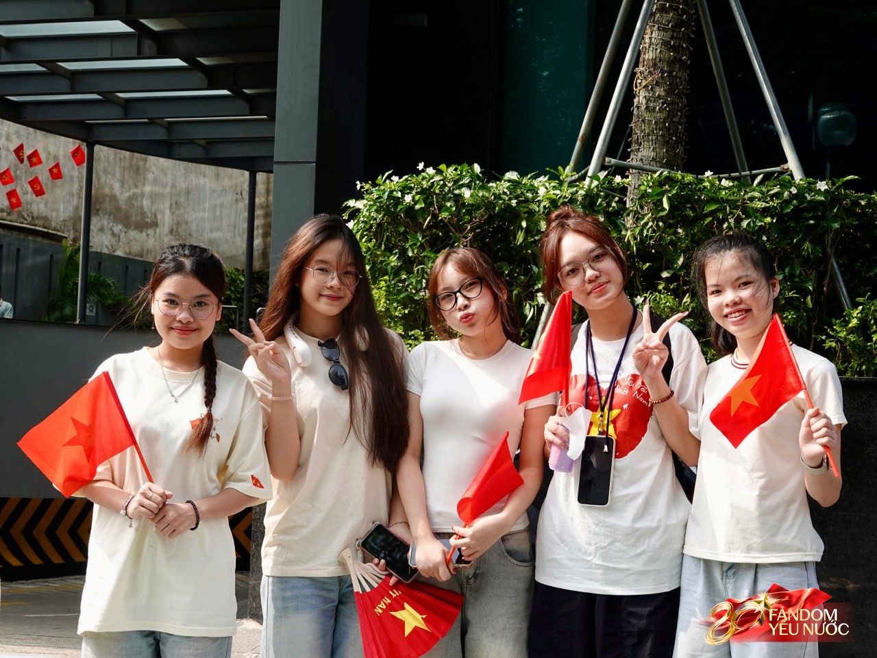 Hà Nội trước ngày tổng duyệt A80: Người dân "đội nắng" giữ chỗ đẹp chờ xem diễu binh- Ảnh 19.