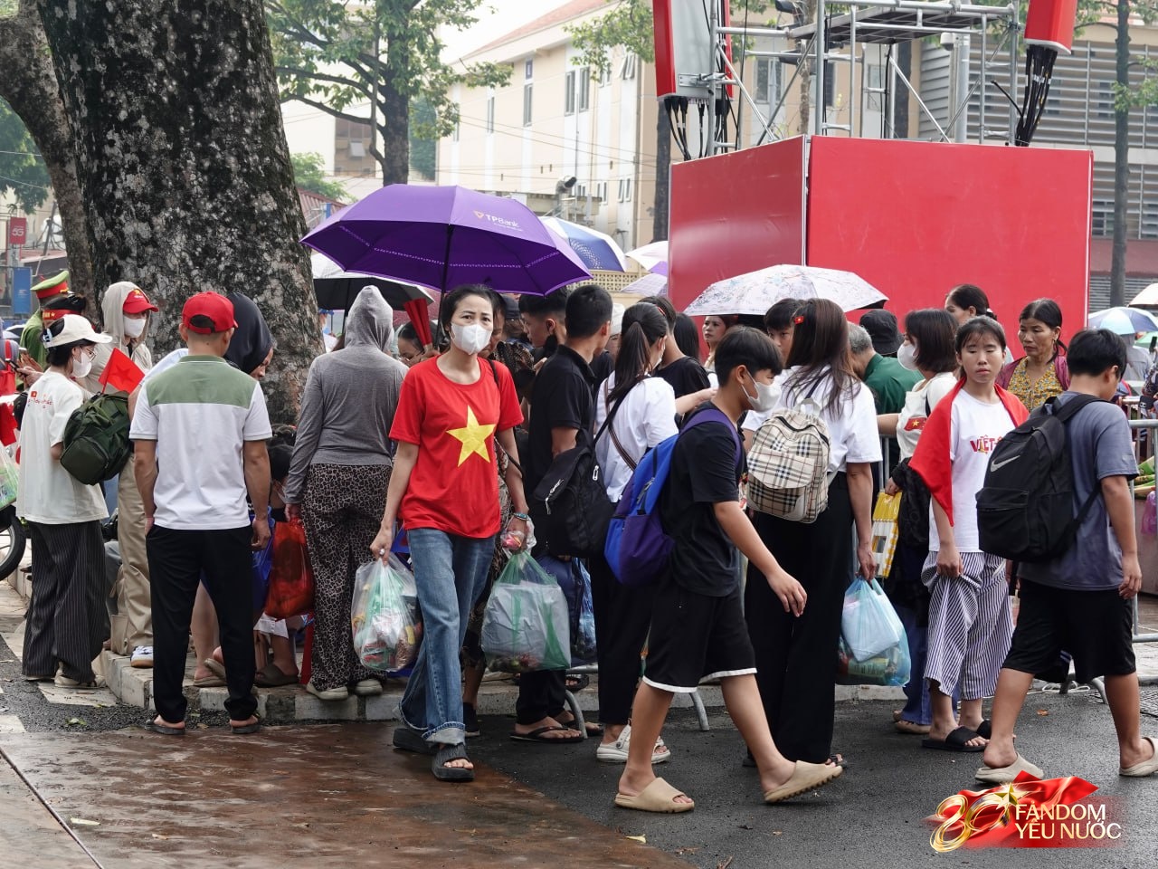 Hà Nội trước ngày tổng duyệt A80: Người dân "đội nắng" giữ chỗ đẹp chờ xem diễu binh- Ảnh 20.