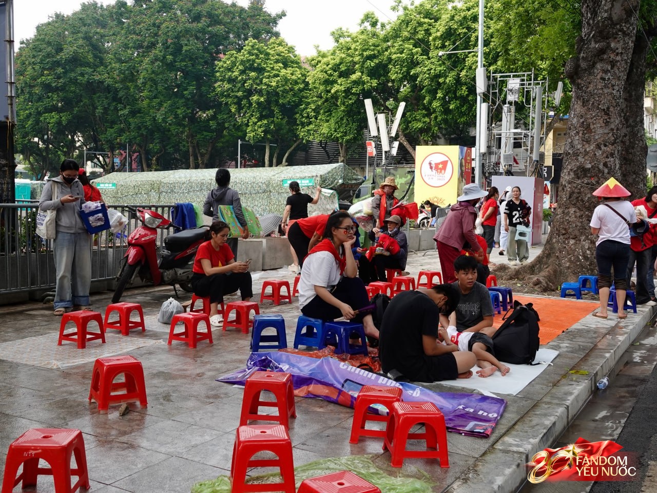 Hà Nội trước ngày tổng duyệt A80: Người dân "đội nắng" giữ chỗ đẹp chờ xem diễu binh- Ảnh 17.