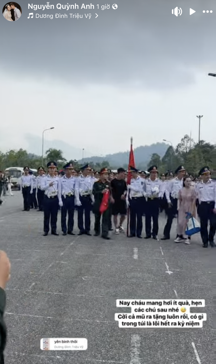 Cực phẩm hội tụ: Khối trưởng điển trai A80 nắm tay người yêu đến chụp ảnh cùng Duy Mạnh - Quỳnh Anh- Ảnh 8. Cực phẩm hội tụ: Khối trưởng điển trai A80 nắm tay người yêu đến chụp ảnh cùng Duy Mạnh - Quỳnh Anh- Ảnh 8.