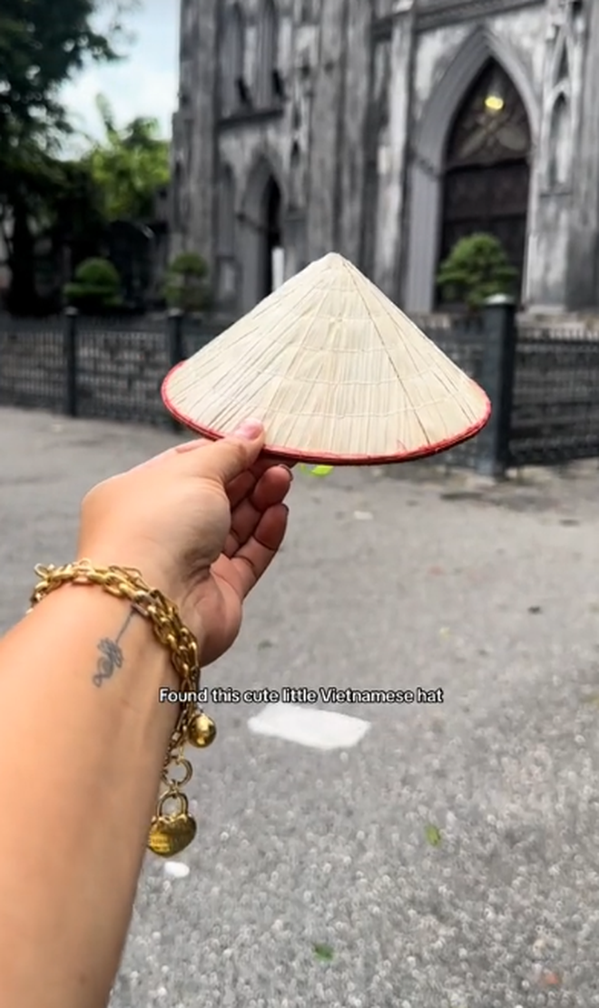 Khách Tây tâm đắc với món đồ lưu niệm Việt Nam, nhận xét: "Tôi đến đây chỉ tìm mua thứ này!"- Ảnh 4. Khách Tây tâm đắc với món đồ lưu niệm Việt Nam, nhận xét: "Tôi đến đây chỉ tìm mua thứ này!"- Ảnh 4.