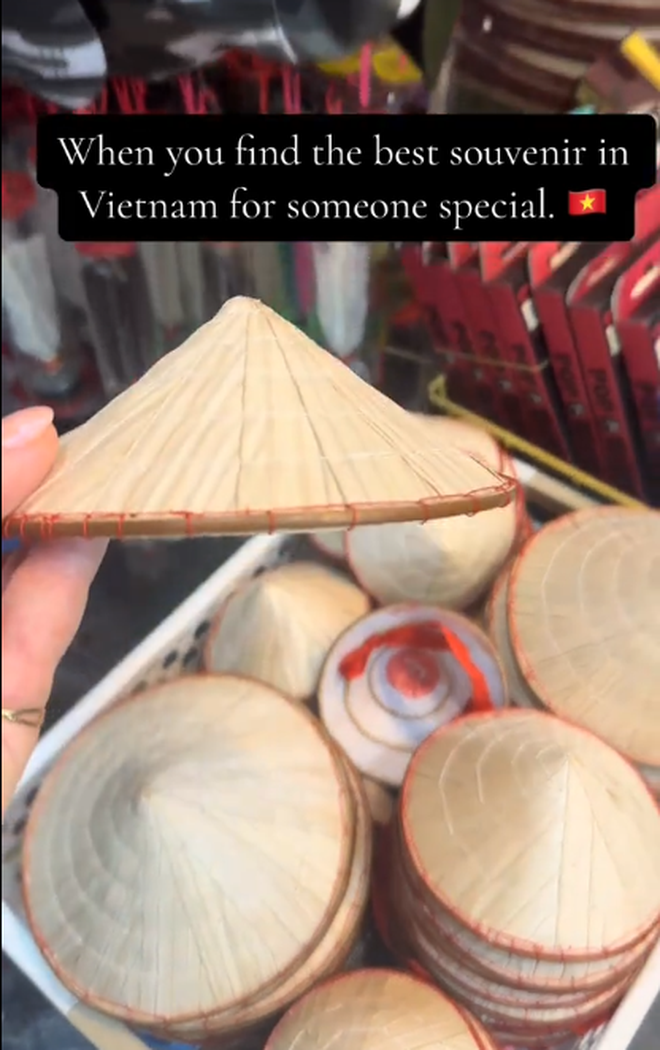 Khách Tây tâm đắc với món đồ lưu niệm Việt Nam, nhận xét: "Tôi đến đây chỉ tìm mua thứ này!"- Ảnh 2. Khách Tây tâm đắc với món đồ lưu niệm Việt Nam, nhận xét: "Tôi đến đây chỉ tìm mua thứ này!"- Ảnh 2.