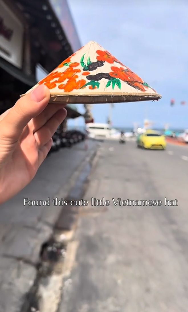 Khách Tây tâm đắc với món đồ lưu niệm Việt Nam, nhận xét: "Tôi đến đây chỉ tìm mua thứ này!"- Ảnh 3. Khách Tây tâm đắc với món đồ lưu niệm Việt Nam, nhận xét: "Tôi đến đây chỉ tìm mua thứ này!"- Ảnh 3.