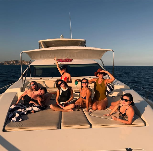 Selena Gomez sắp thành vợ người ta: Xinh đẹp dịu dàng phát sốt, diện bikini sexy muốn "ná thở" trong tiệc độc thân- Ảnh 8. Selena Gomez sắp thành vợ người ta: Xinh đẹp dịu dàng phát sốt, diện bikini sexy muốn "ná thở" trong tiệc độc thân- Ảnh 8.