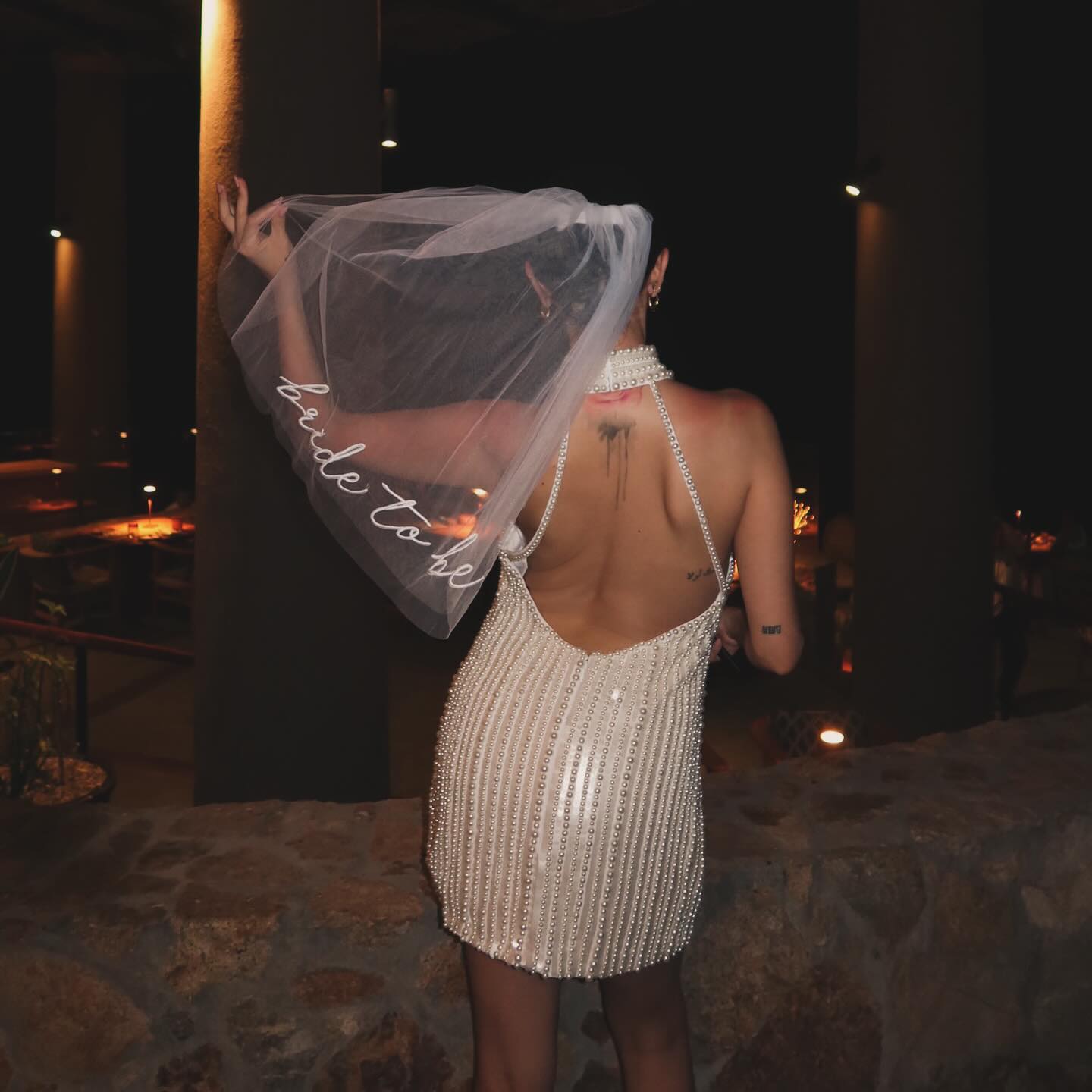 Selena Gomez sắp thành vợ người ta: Xinh đẹp dịu dàng phát sốt, diện bikini sexy muốn "ná thở" trong tiệc độc thân- Ảnh 2. Selena Gomez sắp thành vợ người ta: Xinh đẹp dịu dàng phát sốt, diện bikini sexy muốn "ná thở" trong tiệc độc thân- Ảnh 2.