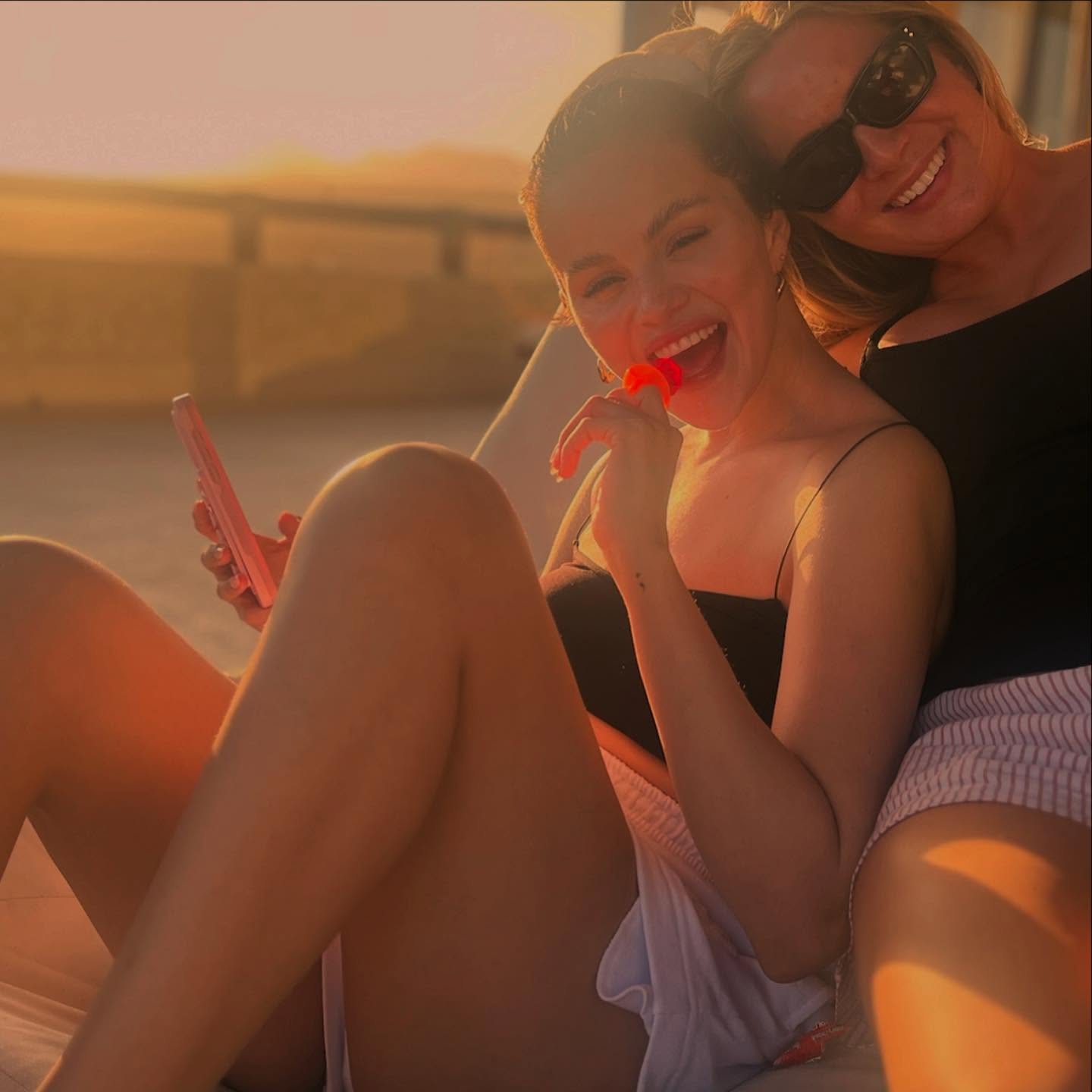 Selena Gomez sắp thành vợ người ta: Xinh đẹp dịu dàng phát sốt, diện bikini sexy muốn "ná thở" trong tiệc độc thân- Ảnh 7. Selena Gomez sắp thành vợ người ta: Xinh đẹp dịu dàng phát sốt, diện bikini sexy muốn "ná thở" trong tiệc độc thân- Ảnh 7.