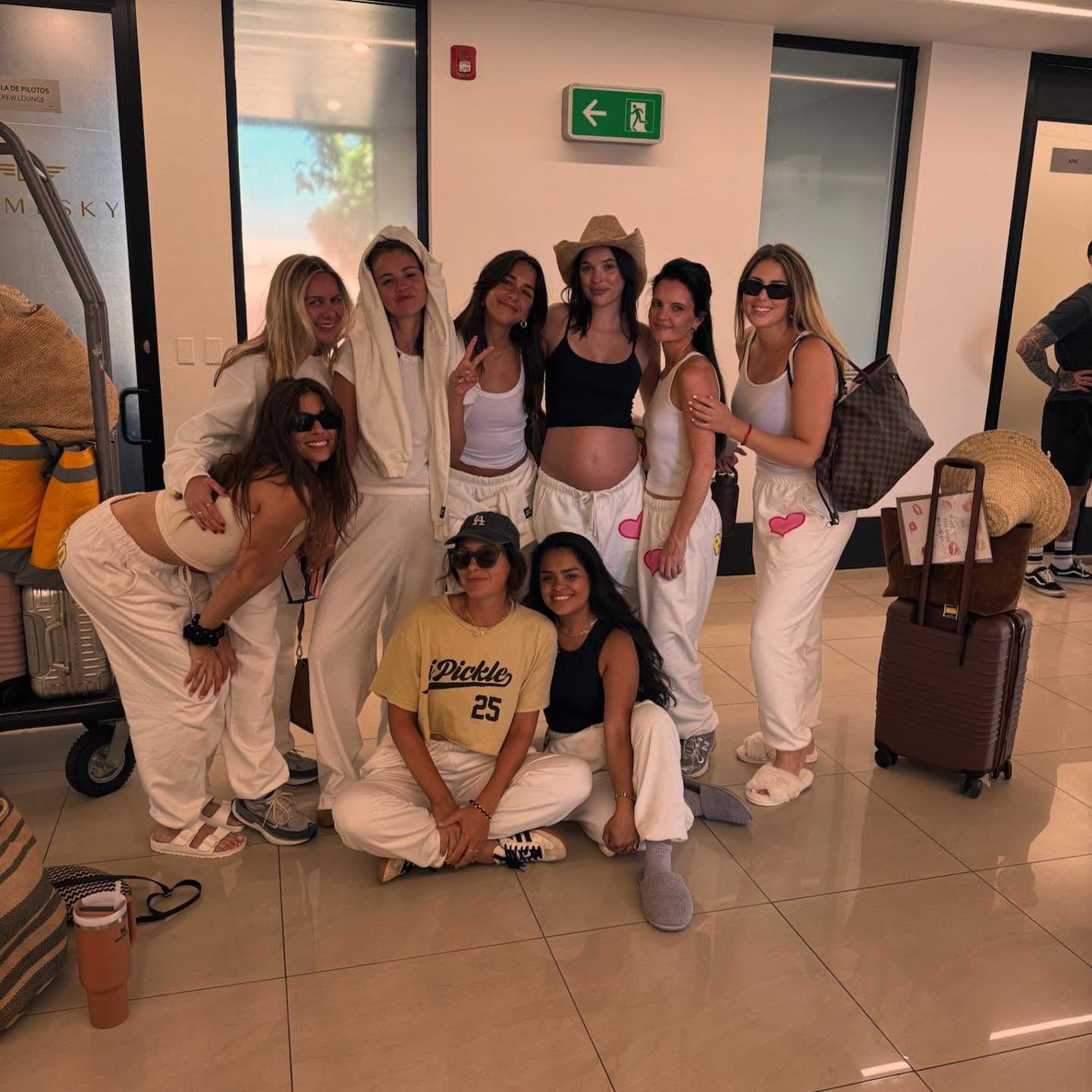 Selena Gomez sắp thành vợ người ta: Xinh đẹp dịu dàng phát sốt, diện bikini sexy muốn "ná thở" trong tiệc độc thân- Ảnh 10. Selena Gomez sắp thành vợ người ta: Xinh đẹp dịu dàng phát sốt, diện bikini sexy muốn "ná thở" trong tiệc độc thân- Ảnh 10.