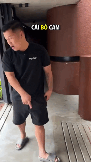 Viral nhất TikTok: Ngôi nhà "bất khả xâm phạm" giữa biển nước Hà Nội nhờ cửa chống ngập 200 triệu, chủ nhà là ông trùm chuỗi Nhậu Tự Do cực hot!- Ảnh 4.